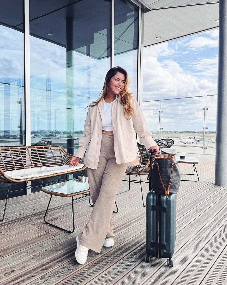 Airport Travel Outfit Ideas: Stylish and Comfy Looks for Jetsetters